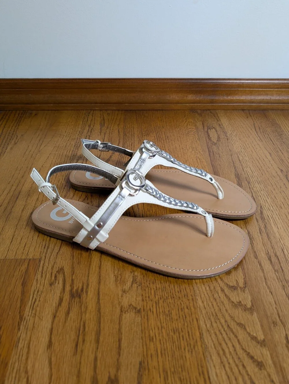G by GUESS Lindsey White Silver Logo Thong Sandals Women’s Size 9.5